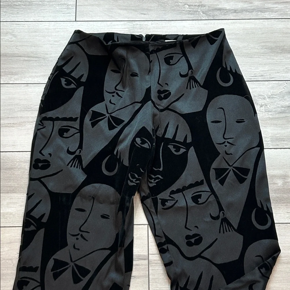 Selia by Esther Amato abstract faces velour crop pants size 6